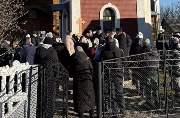 Представители &laquo;ПЦУ&raquo; при помощи полиции захватили храм Украинской Православной Церкви в Комаровцах