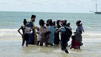 Патриарший экзарх Африки крестил в водах Индийского океана 22 жителя Мадагаскара
