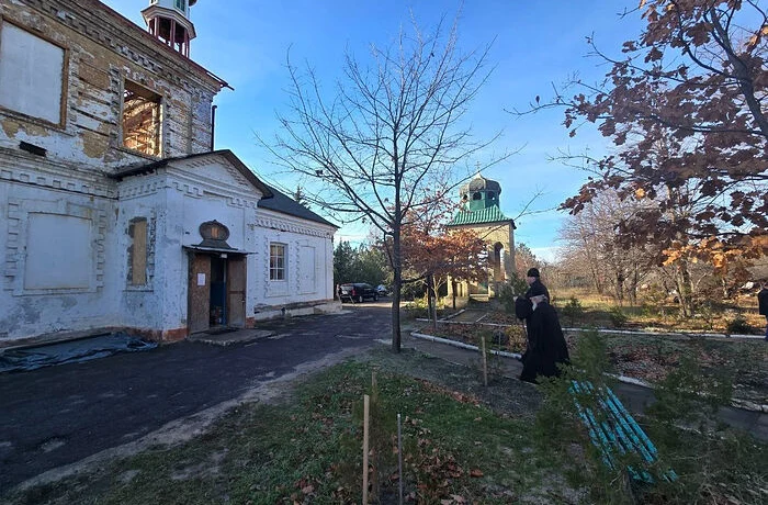 Митрополит Донецкий Владимир посетил храмы пострадавших от боевых действий районов Донецка