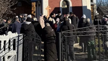 Представители &laquo;ПЦУ&raquo; при помощи полиции захватили храм Украинской Православной Церкви в Комаровцах