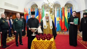 Святейший Патриарх Кирилл освятил нательные кресты для военнослужащих Росгвардии