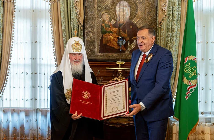 Милорад Додик вручил Святейшему Патриарху Кириллу высшую награду Республики Сербской